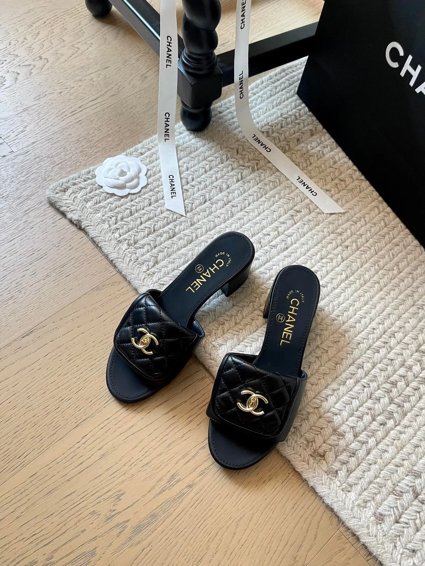 👟👟Ex-factory price 420👟👟 Chanel new early spring schoolbag buckle flat bottom/thick heel slippers series!  Classic rhombus pattern that you never get tired of😌 Upper: Sheepskin lining Outsole: Genuine leather outsole Heel height: 5cm Size: 35-39 40 41 42 Customized, non-refundable and non-exchangeable